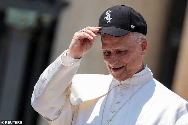 Pope Leo XIV shows off his White Sox fandom at weekly general audience – Yahoo Sports