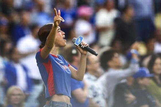 singer-nezza-at-dodger-stadium-sings-national-anthem-in-spanish-in-protest-of-la-immigration-raids-nbc-news.jpg Singer Nezza, at Dodger Stadium sings national anthem in Spanish in protest of L.A. immigration raids – NBC News