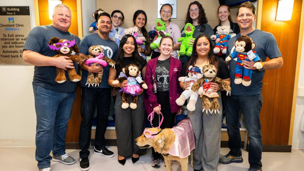 MLB umps deliver Build-A-Bears — with superhero twist — to children’s hospital – MLB.com