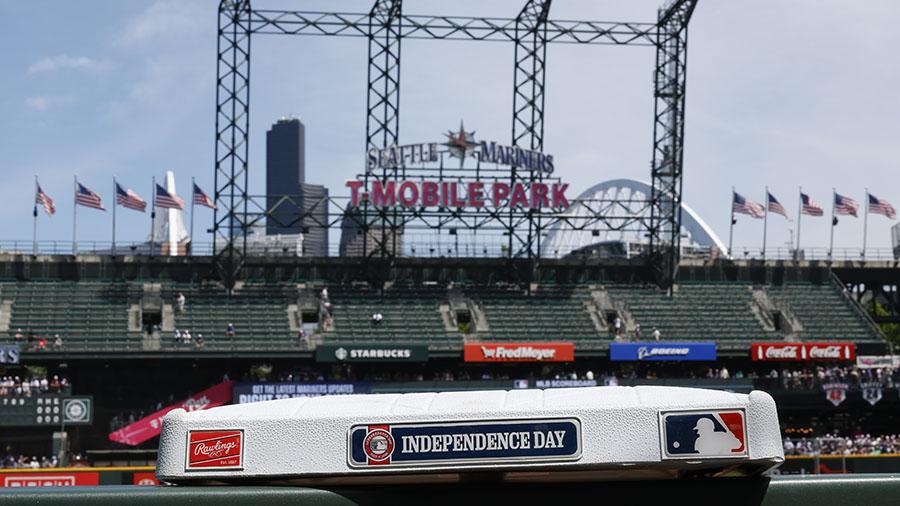 so-a-salmon-fell-from-the-sky-before-the-mariners-4th-of-july-game-seattle-sports.jpg So a salmon fell from the sky before the Mariners’ 4th of July game – Seattle Sports