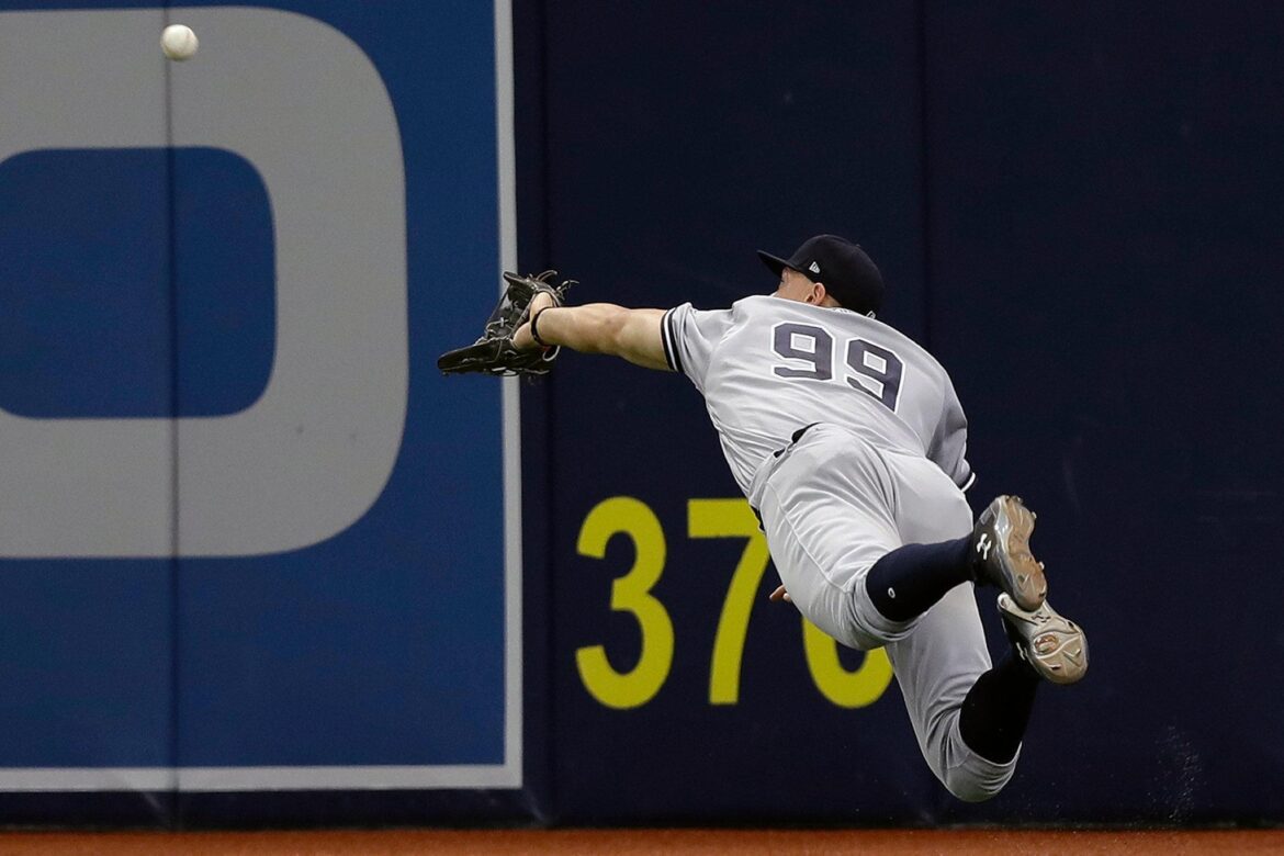 yankees-aaron-judge-makes-3-outstanding-catches-robs-cubs-pete-crow-armstrong-of-home-run-pix11.jpg Yankees’ Aaron Judge makes 3 outstanding catches, robs Cubs’ Pete Crow-Armstrong of home run – PIX11