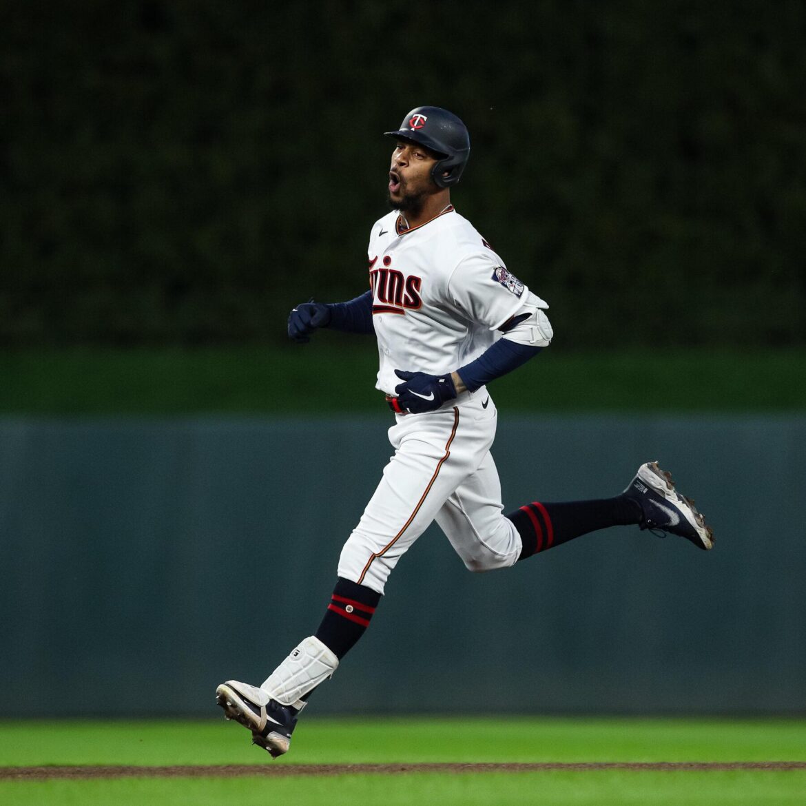 Twins Announce Byron Buxton News After Leaving Royals Game – Athlon Sports