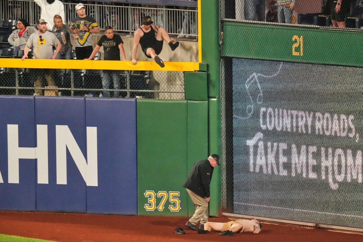 Fan Who Fell 21 Feet at MLB Game Announces Health Update – Men’s Journal