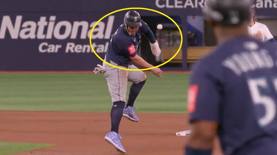 Leaping Naylor called for interference, giving Blue Jays a double play – MLB.com